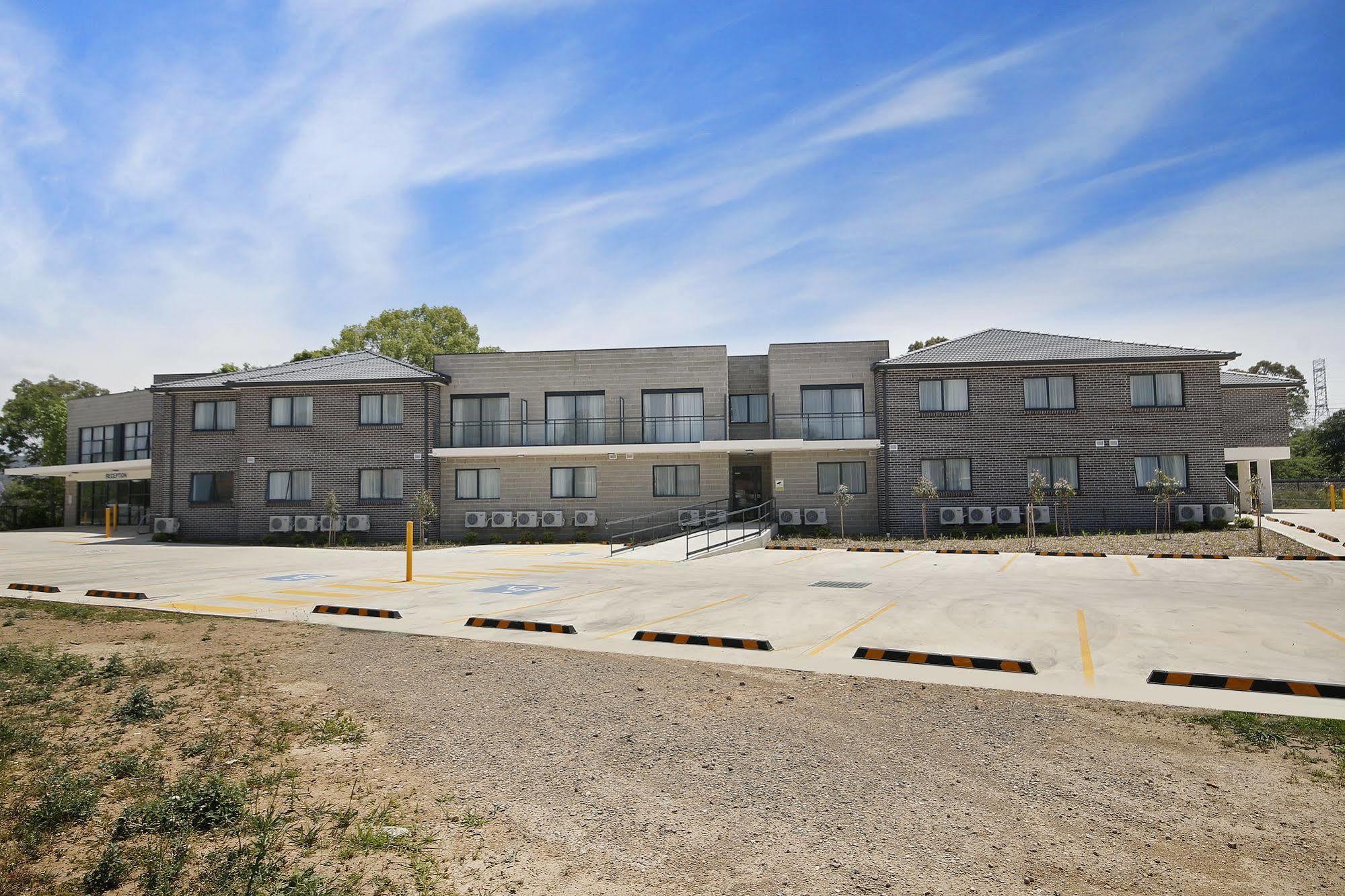 Value Suites Penrith Exterior foto